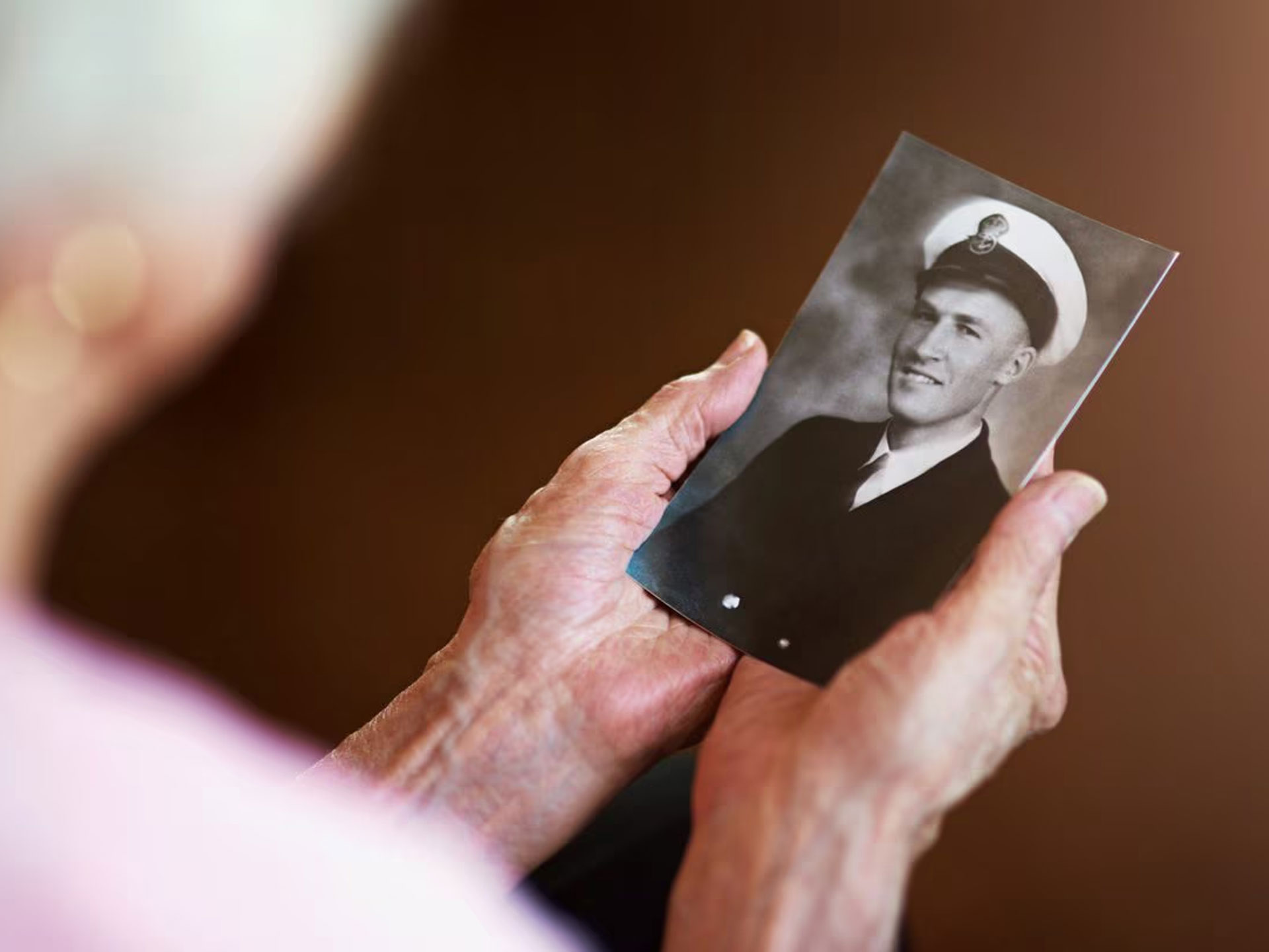 Perché l’Alzheimer cancella il ricordo dei cari: studio fa luce sulla perdita di memoria, speranze da farmaci