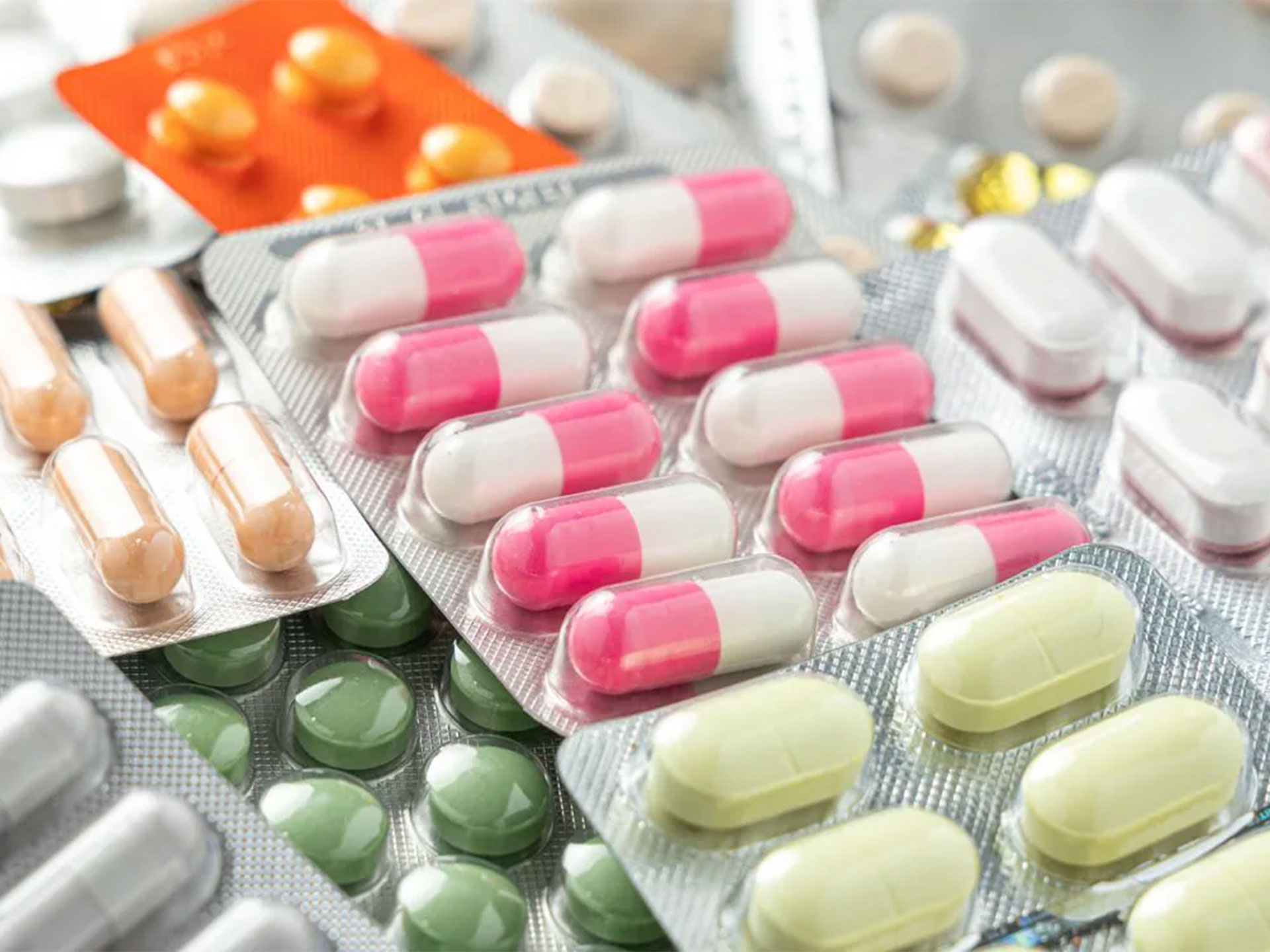 Farmaci e caldo: gli effetti imprevisti, le reazioni e come conservarli se si viaggia. Ecco l'elenco